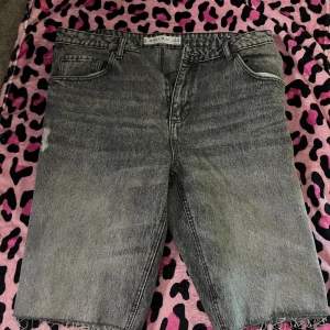 Långa jeansshorts  - Dom går precis över knäna och passar mig som har s/m som oversize bälte behövs dock 