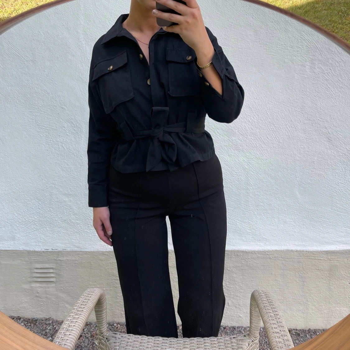 Svart jacka med knytband