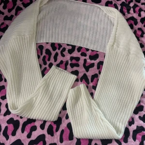 Tjock ärmar  - En kort tröja som är väldigt söt för att klä upp eller ner outfits 