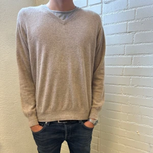 V-ringad davida cashmere tröja - 100% cashmere Nypris cirka 3000 Väldigt välvårdad och knappt tecken på användning, lite nopprig på ett ställe men det läser man enkelt