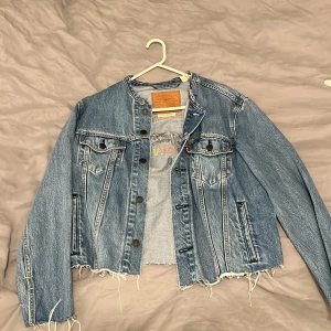 LEVIS JEANS JACKET - Size small