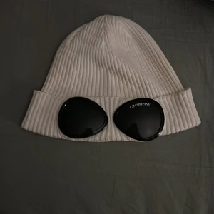 Cp company mössa - Fin skick förutom ett litet hål där bak som är igen sytt. Man ser ff lite av de men ingen man tänker på. Kan gå ner i pris vid snabb affär.