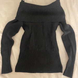 Stickad tröja  - Så fin stickad tröja från bikbok säljs ej längre. Den är off shoulder och såå snygg nu till vintern. Storlek xs/s. 
