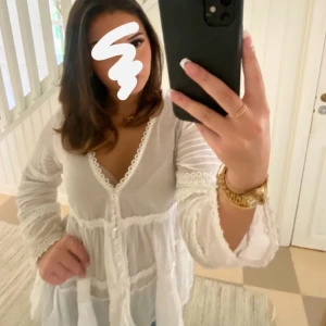 Vit blus med broderi - Sååå så fin, får tyvärr ingen användning av den💓 Liknar odd Molly, ingen aning vad märket är det är vintage..fint skick! Skulle säga att den är i den passar S/M, beror på hur man vill att den ska sitta.