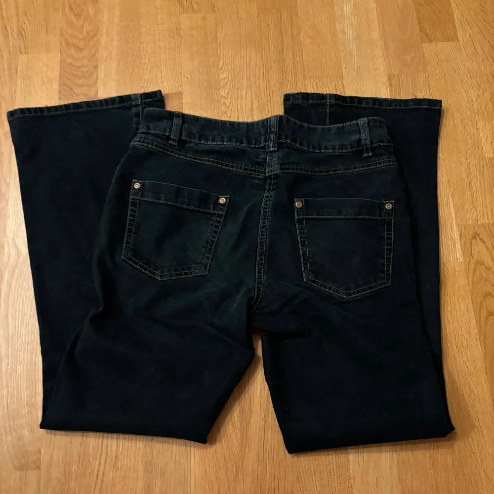 Supersnygga mörkblå low waisted jeans som jag säljer då dom är lite för korta på mig som är 169…🥲 Kan absolut skicka lite mer bilder och mått privat❤️. Jeans & Byxor.