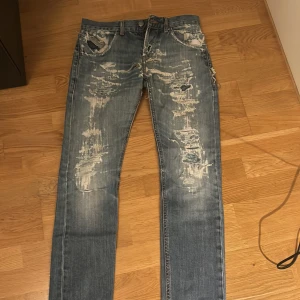 Dondup sam - Säljer dessa as feta dondup jeans i modellen Sam som är slim fit. Skicket är 10/10 alla slitningar på jeansen är meningen. Sänker pris vid snabb affär👍🏻