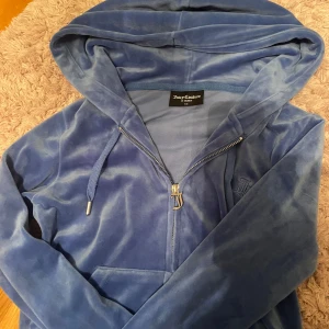 Juicy couture kofta  - Säljer denna äkta kofta från juicy couture, säljer den pga att den inte kommer till andvändning, jätte fint skick 