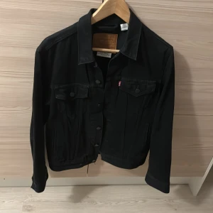 Levis jeansjacka - Säljer en svart Levis jeans jacka i storlek S. Bra skick  Hör av dig om du har en fundering