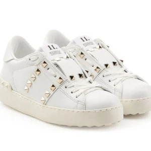 Intressekoll!! Valentinos  - Intressekoll på mina fina Valentinos med guldnitar, helt okej skick | box kvitto och påse tillkommer med köp | skriv för egna bilder eller intresse 💗 vill bara köpa en annan färg | har tappat en nit men inget man tänker på och dom är slitna på insida