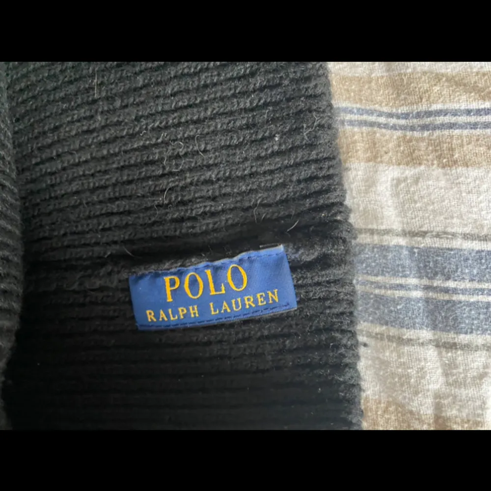 Ralph Lauren mössa | Onesize | Svart| Nypris drygt 1,3 | Ej använd ofta | Felfri | Ägd sedan Vintern 2023 | Kontakta vid funderingar✅. Övrigt.