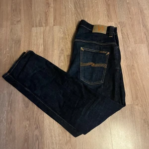 Nudie jeans - Säljer nu ett par Nudie jeans i storlek w36 och L34, väldigt fint skick och sköna jeans, skulle säga att dom passar allt från w34 till w36. Hör av er för fler frågor🙌