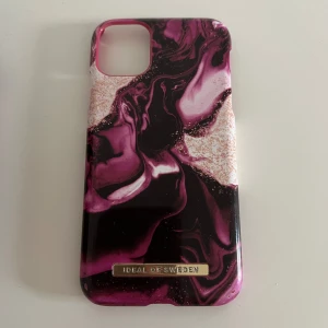 Mobilskal - Mobilskal från ideal of Sweden.  Passar iPhone 11/iphone xr. Några små märken som syns på de sista 2 bilderna annars bra skick!
