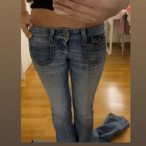 Lågmidjade jeans❤️ - Jättesnygga Lågmidjade bootcut jeans från only!!! Strl w27 L32❤️bra skick❤️ säljer då de inte kommer till användning längre❤️