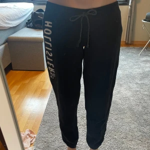 Mjukis - Jätte snygga lågmidjade mjukisbyxor från hollister 