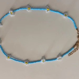 Blått halsband  - Blått och vitt blommigt halsband från shein som inte används 