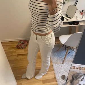 Low waist bootcut jeans  - Ett par vita low waist jeans från hm, använd ett fåtal gången. Passar mig som är 169- 170 cm lång🥰skriv privat för fler bilder!