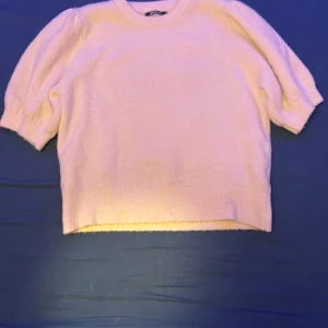 Stickad kortärmad tröja  - Sjukt gullig kortärmad tröja från Gina tricot. Ny pris på 400kr. Skulle sagt ny skick inga täcken på användning. Storleken är Xs men skulle säga att dem passar lika bra som i S🥰