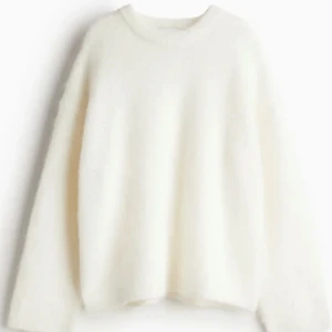Vit stickad mohanir tröja H&M  - Jättefin vit stickad mohair tröja från H&M! Helt oanvänd med lappen kvar. Hör av dig för fler bilder💞 Pris kan diskuteras!