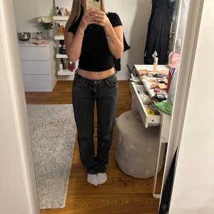 Mörkgråa lowwaist jeans - Mörkgråa jeans från Ginatricot som är lowwaist i strl 34. I nyskick🤍 Nypris runt 600, mitt pris 300
