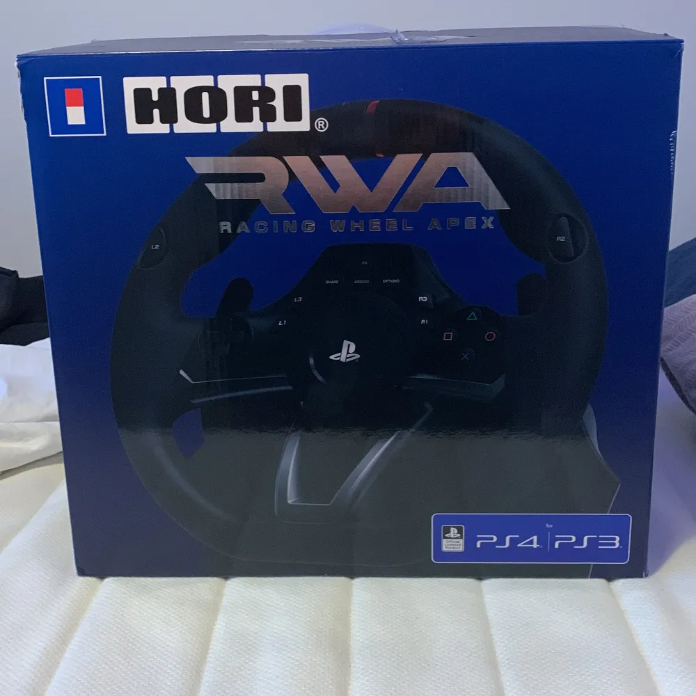 HORI racing wheel apex, passar till ps3/ps4. Fungerar helt perfekt och har inga problem med användningen.  Org. Pris: 1299kr  Säljer den för 549kr för att jag vill bli av med den. Skriv vid frågor och priset kan absolut diskuteras😀. Accessoarer.