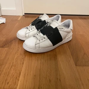 Valentino opens  - Ett par väldigt feta valentino opens i ett väldigt bra skick. Såklart äkta finns kvitto. Allt og följer med. Priset kan diskuteras. Är även öppen för byte 