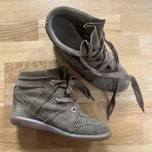 Isabel marant sneakers i modellen Bobby - Isabel marant sneakers i färgen Taupe, storlek 41 men passar mig som brukar bära 40.