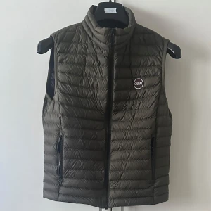 Colmar väst - Sjukt soft colmar väst nu till hösten som lyfter hela din outfit! Skicket på västen bedömer ni själva, utöver ett litet hål vid insidan av västen som är lagad, är den här västen fortfarande i fint skick och har mycket liv kvar! Kom DM vid frågor😉