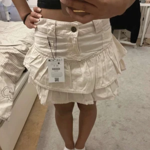 Volang kjol - En as snygg volang kjol från bershka, säljer på grund av att den va lite för stor, aldrig använt, den är lite off white❤️ 