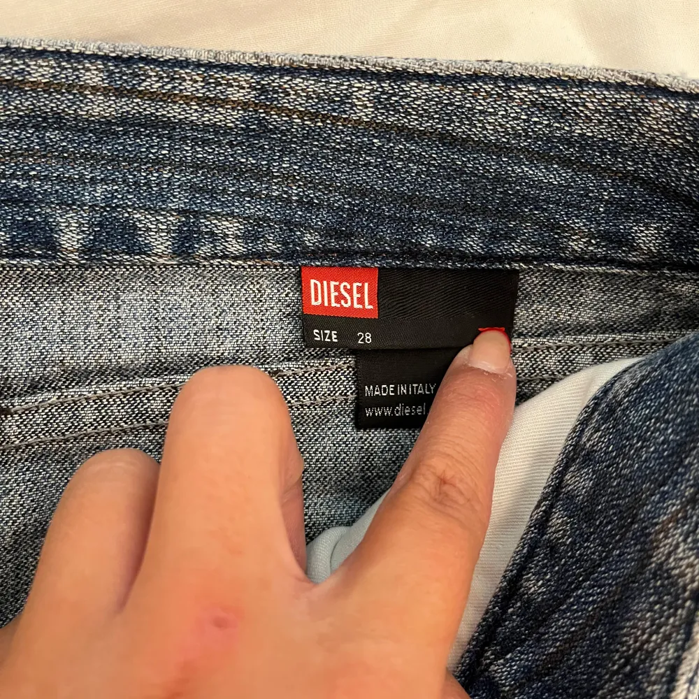 Skit snygg jeans kjol ifrån Diesel i storlek 28. Passar mig som vanligtvis är en S/M. Köpt vintage men helt oanvänd av mig. 💝. Kjolar.