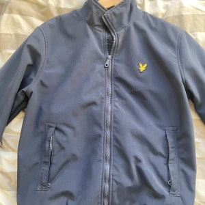 Lyle & scott jacka - Lyle & scott jacka fint skick inte använt mycket. För fler bilder eller funderingar är det bara att fråga. Orginalpris 1400 har jag för mig. 