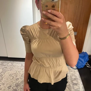 Topp - Beige topp från gina tricot Stl s Puffärm 60kr