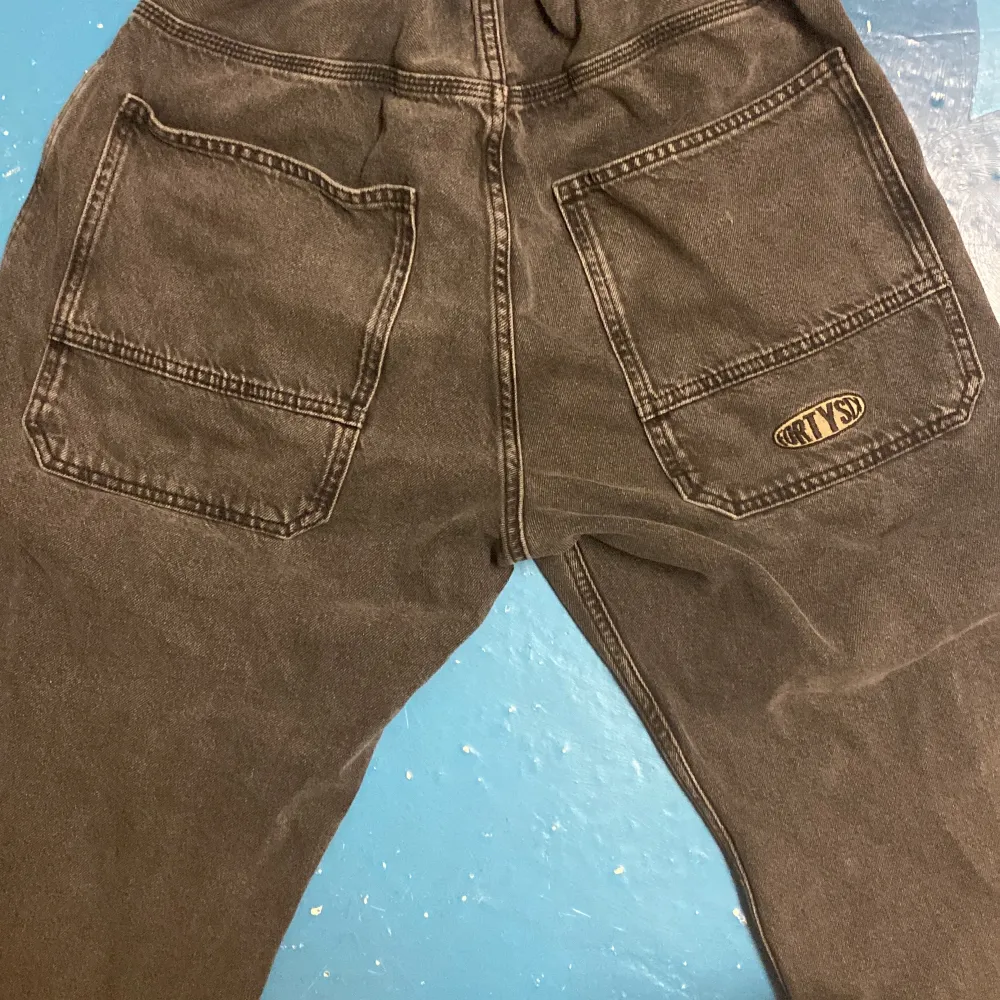 Ascoola baggy jeans från district 46, de är resor i midjan, passar mig baggy som har xs/s Dom är slitna där nere därav priset. Jeans & Byxor.