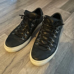 Diemme skor - Feta diemme skor i storlek 43 1/2, tveka inte på att höra av dig.