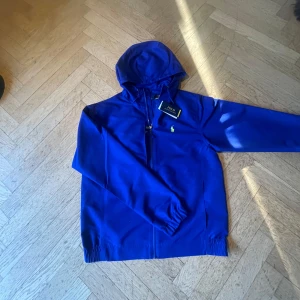 Ralph lauren jacka(helt ny med tags)  - Tja, säljer nu denna Ralph lauren jackan. Den är helt ny[] Pris kan diskuteras vid snabb affär.  MVH