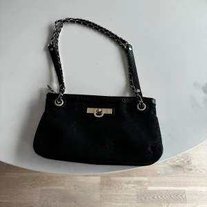 DKNY väska - Hej säljer denna DKNY väska. Skick som ny 10/10! Pris kan diskuteras!