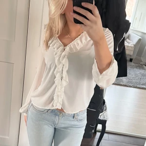 Vit blus 🤍🤍 - Jättefin vit blus helt nyskick🤍 Säljs inte mer