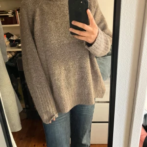 Stickad tröja från Lindex  - Står storlek XS men tycker det är S, den är lite oversized. Lite nopprig, se bilder. Säljer då den inte kommer till användning längre.