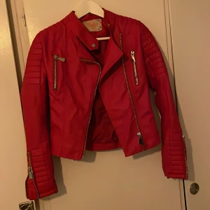 Röd skinnjacka  - Super snygg och trendig knall röd skinnjacka! Gör alla outfits roligare! As snyggt till hel vit klädsel!