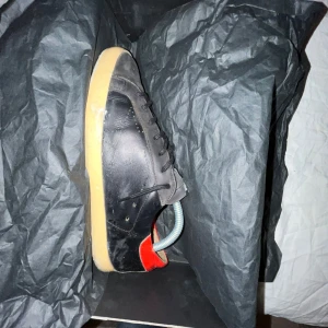 Golden goose - Strawberry skate gg’s. Väldigt använda, limmade de men sulan är fortfarande lite konstig. Ingen box eller nåt. Har gammalt foto från boxen! Skriv om du undrar något👍 