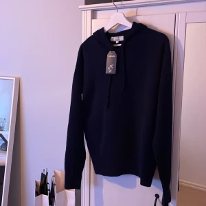 Kashmir hoodie - Säljer denna riktigt sköna Kashmir hoodie från Carmés | 9/10 på skicket | ny pris ligger runt 1300kr mitt pris 800kr | storlek S passar dig som är 175-180 | hör av er för minsta fråga 