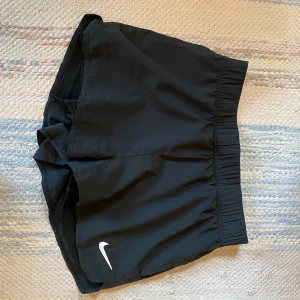 Nike shorts - Nike träningsshorts i väldigt fint skick. Svarta. Storlek XS❤️