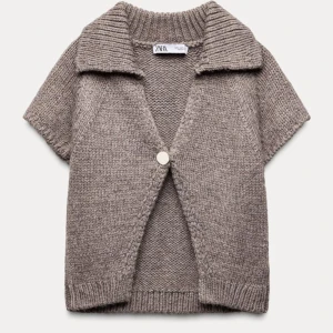 Intressekoll på Zara kofta  - En jätte fin o söt kofta från Zara, helt ny med prislapparna kvar! Storlek M men passar mer som en S (Säljer inte för under 329)!🩷