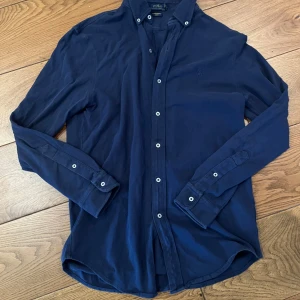 Ralph lauren skjorta - Tja säljer nu min ralph lauren skjorta efrersom att det var ett felköp. den är i otroligt bra skick. Tveka inte på att höra av er vid frågor