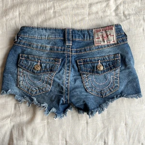 True religion shorts  - Jättesnygga jeansshorts från True Religion.  Köpta i NYC för 900kr.  Använda fåtal gånger.  Skriv privat för frågor.  Köp sker via ”köp nu” knappen💓