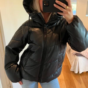 Jacka från pull&bear - Super snygg och varm vinterjacka köpt från pull&bear. Använd ett fåtal gånger, är som ny! 