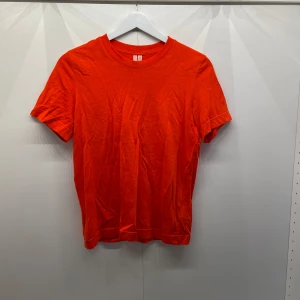 Orange t-shirt från Arket - Säljer en snygg röd t-shirt från Arket. Storlek XS. T-shirten är kortärmad och gjord i ett mjukt material 