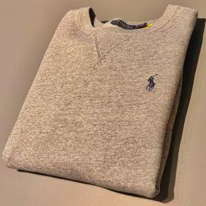 Polo Ralph Lauren Långärmad tröja | storlek S | färg Grå | Nyskick 9 av 10 | material 83% Bomull  17% Polyester | Hör gärna av er vid frågor o funderingar!