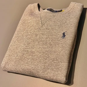 Polo Ralph Lauren ”Långärmad tröja” - Polo Ralph Lauren Långärmad tröja | storlek S | färg Grå | Nyskick 9 av 10 | material 83% Bomull  17% Polyester | Hör gärna av er vid frågor o funderingar!
