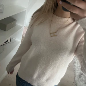 Stickad ljusrosa tröja - Säljer denna jättesnygga ljusrosa tröjan från SAMSQE SAMSQE, som är i storlek XS. Nypris 1500. Använda fåtal gånger!💗