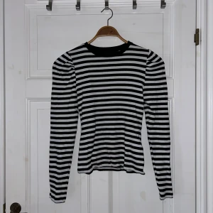 Svartvit randig tröja från Pieces - Säljer en superfin svartvit randig tröja från Pieces. Den har långa ärmar, en klassisk rund halsringning och puffiga axlar. Perfekt för vardag men lätt att klä upp. Stl XS men skulle mer säga S